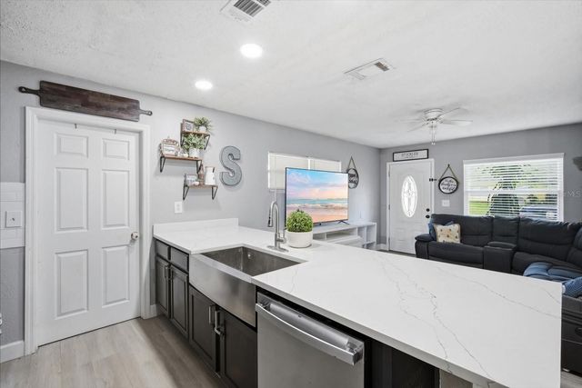 7506 CORAL VINE LANE, Tampa, FL 33619