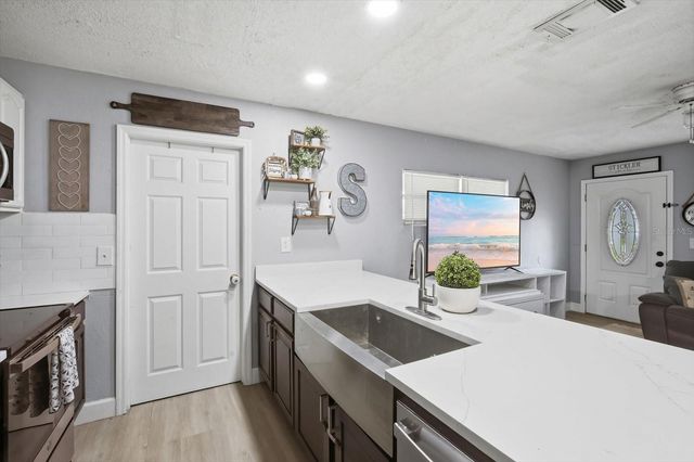 7506 CORAL VINE LANE, Tampa, FL 33619