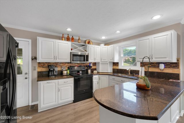 8800 Cranborne Ct, Louisville, KY 40241