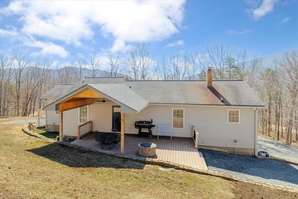 3282 Absalom Smith RD, Salem, VA 24153