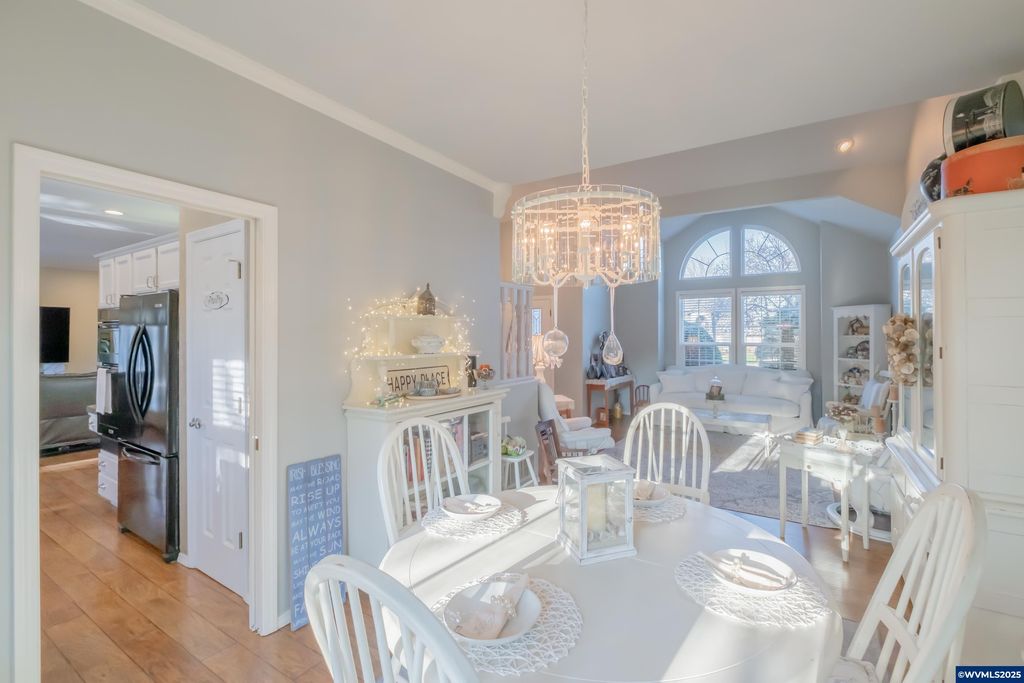 Image 10 of property listing at 925 Scepter Ct NE, Salem, OR 97301