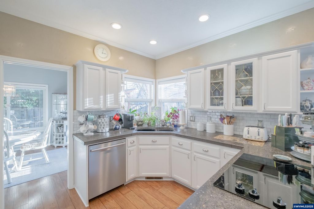 Image 11 of property listing at 925 Scepter Ct NE, Salem, OR 97301