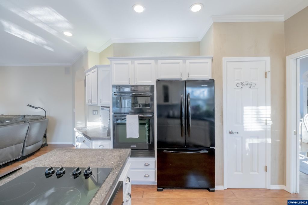 Image 12 of property listing at 925 Scepter Ct NE, Salem, OR 97301