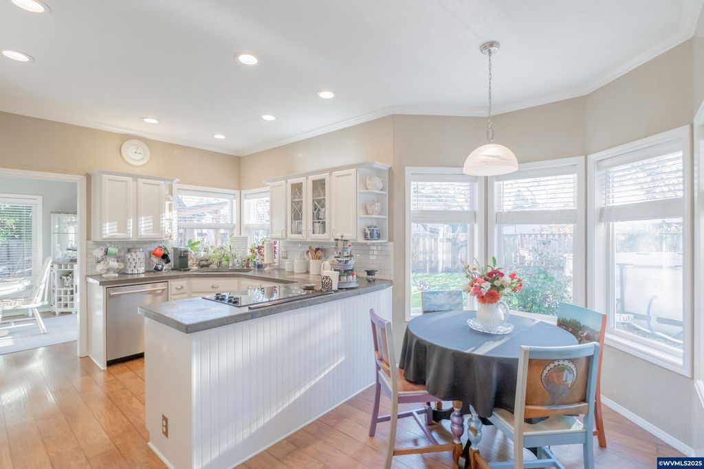 Image 13 of property listing at 925 Scepter Ct NE, Salem, OR 97301