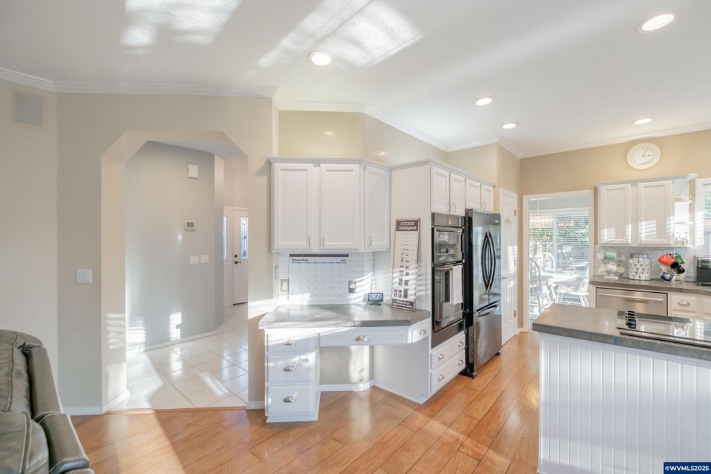 Image 14 of property listing at 925 Scepter Ct NE, Salem, OR 97301