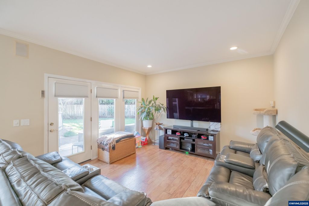 Image 16 of property listing at 925 Scepter Ct NE, Salem, OR 97301