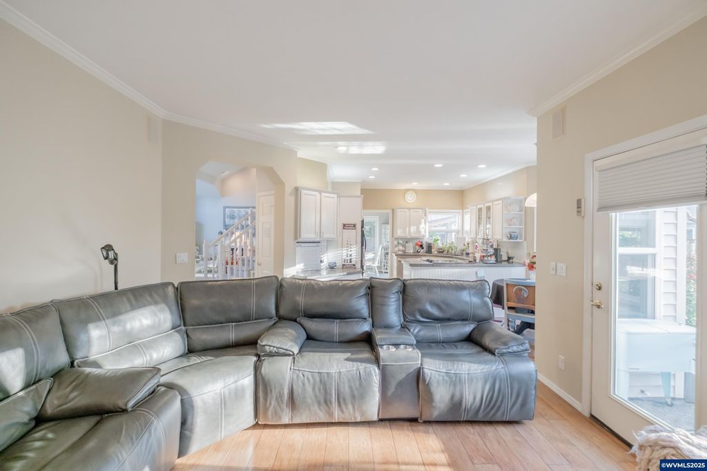 Image 17 of property listing at 925 Scepter Ct NE, Salem, OR 97301