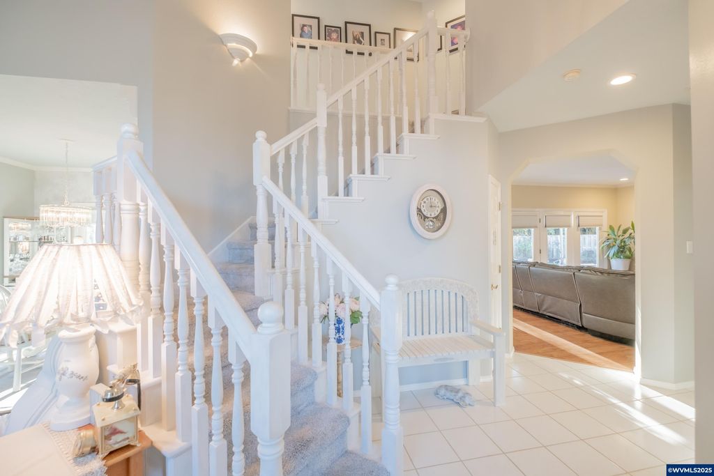 Image 18 of property listing at 925 Scepter Ct NE, Salem, OR 97301