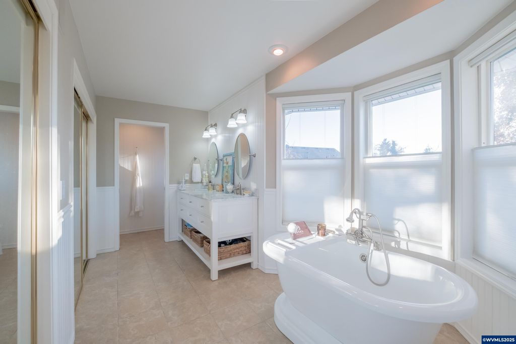 Image 21 of property listing at 925 Scepter Ct NE, Salem, OR 97301