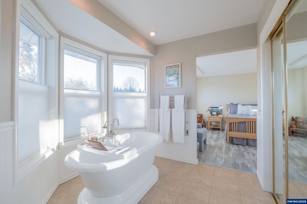 Image 23 of property listing at 925 Scepter Ct NE, Salem, OR 97301