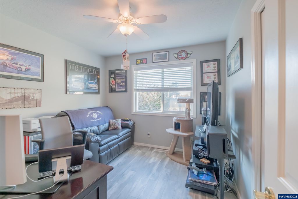 Image 27 of property listing at 925 Scepter Ct NE, Salem, OR 97301