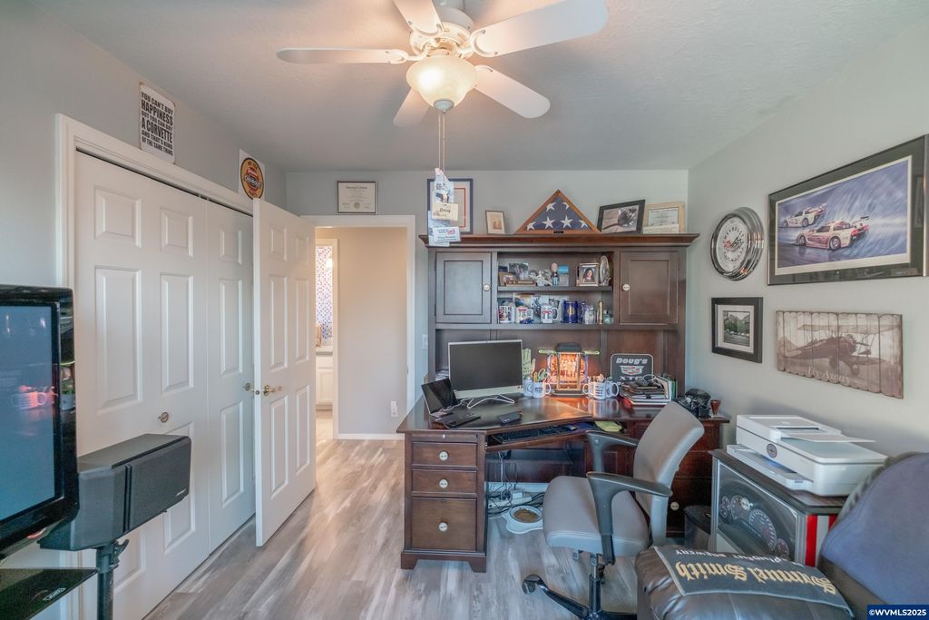 Image 28 of property listing at 925 Scepter Ct NE, Salem, OR 97301