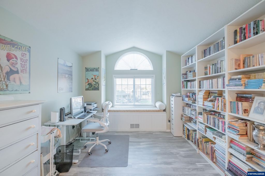 Image 29 of property listing at 925 Scepter Ct NE, Salem, OR 97301