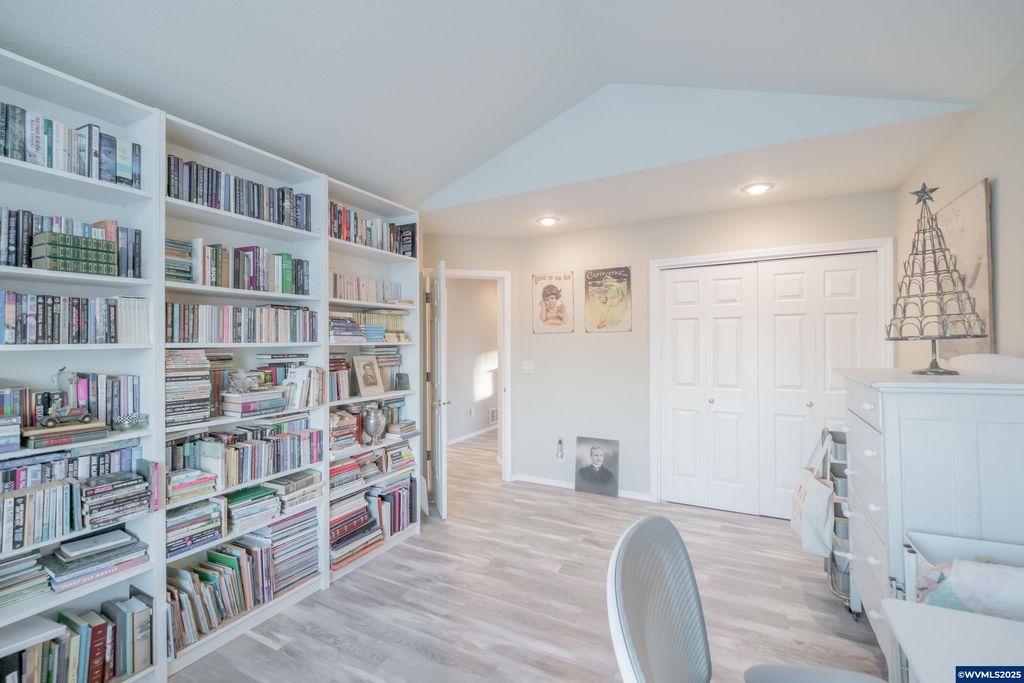 Image 30 of property listing at 925 Scepter Ct NE, Salem, OR 97301