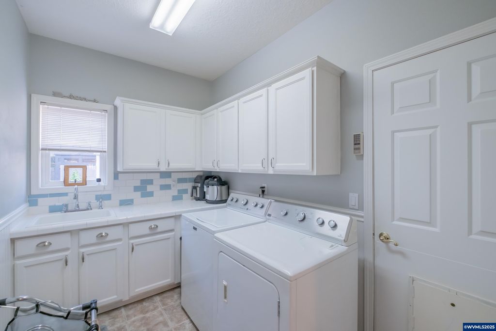 Image 35 of property listing at 925 Scepter Ct NE, Salem, OR 97301