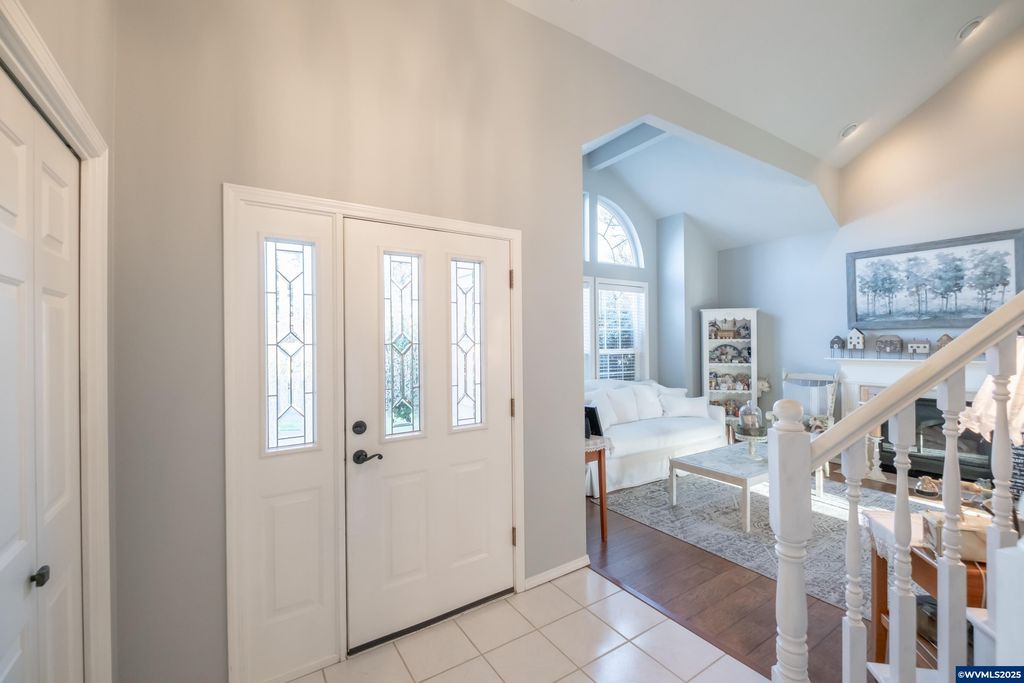 Image 5 of property listing at 925 Scepter Ct NE, Salem, OR 97301