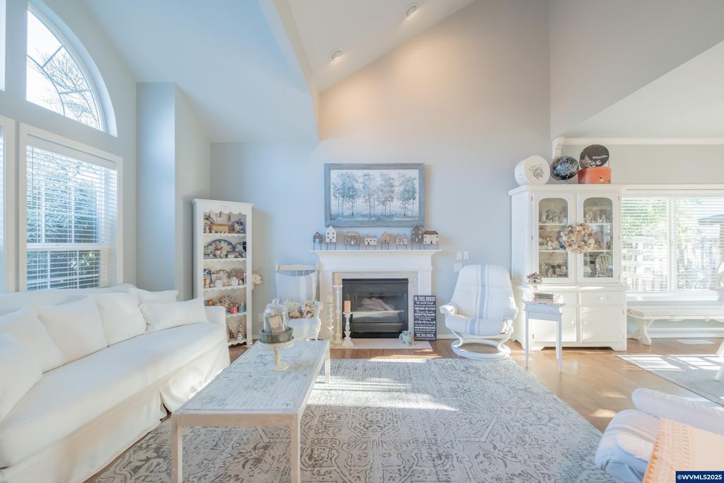 Image 6 of property listing at 925 Scepter Ct NE, Salem, OR 97301