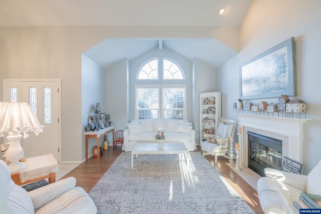 Image 7 of property listing at 925 Scepter Ct NE, Salem, OR 97301