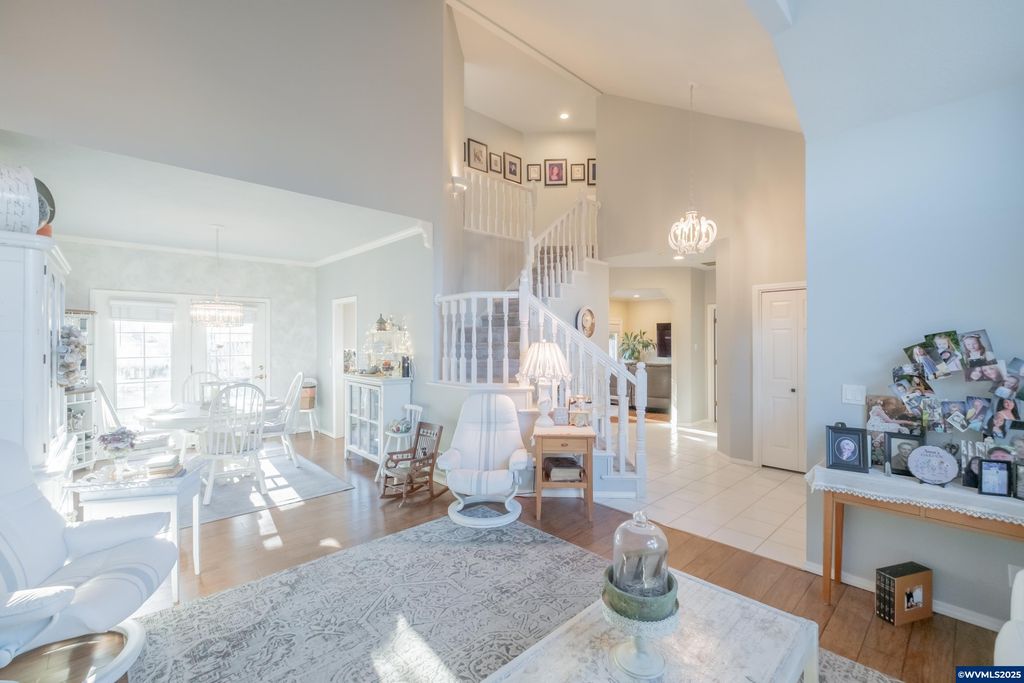 Image 8 of property listing at 925 Scepter Ct NE, Salem, OR 97301