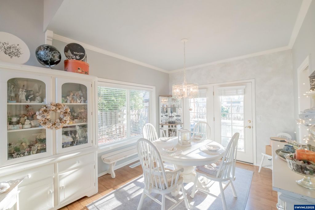 Image 9 of property listing at 925 Scepter Ct NE, Salem, OR 97301