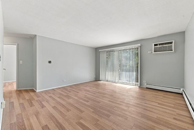 215 S Hale Street 6A, Addison, IL 60101