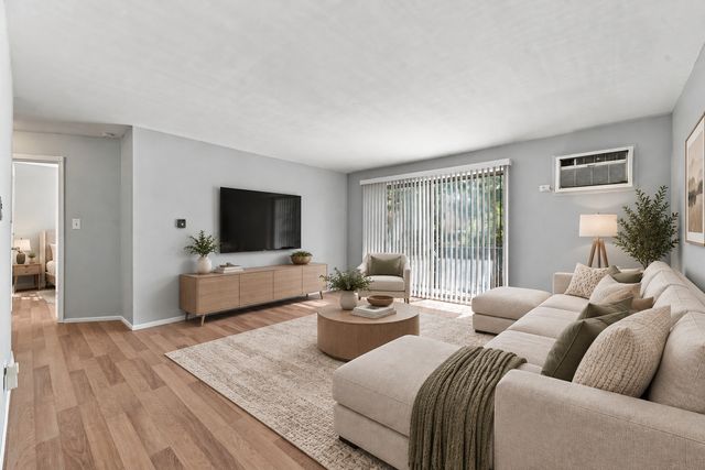 215 S Hale Street 6A, Addison, IL 60101