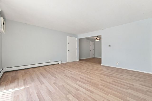 215 S Hale Street 6A, Addison, IL 60101