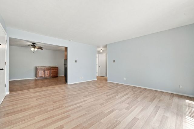 215 S Hale Street 6A, Addison, IL 60101