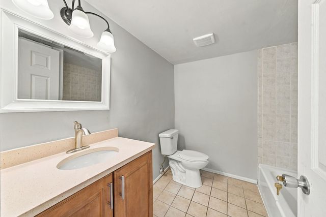 215 S Hale Street 6A, Addison, IL 60101