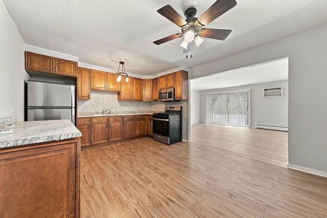 215 S Hale Street 6A, Addison, IL 60101