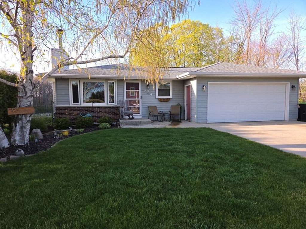 424 Van Buren ROAD, Howards Grove, WI 53083