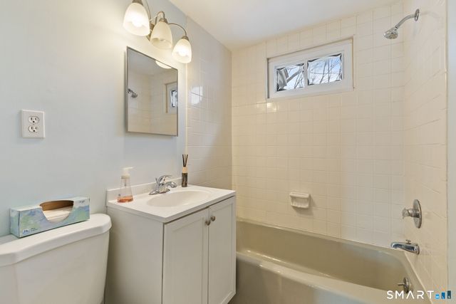 10 School Street, Burlington, CT 06013