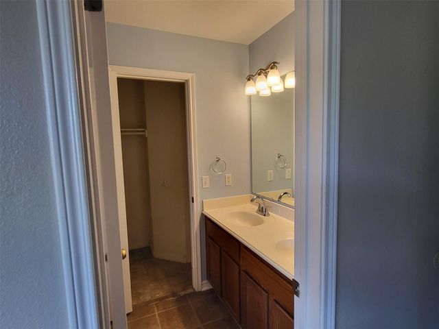 512 Maplecreek DR, Leander, TX 78641