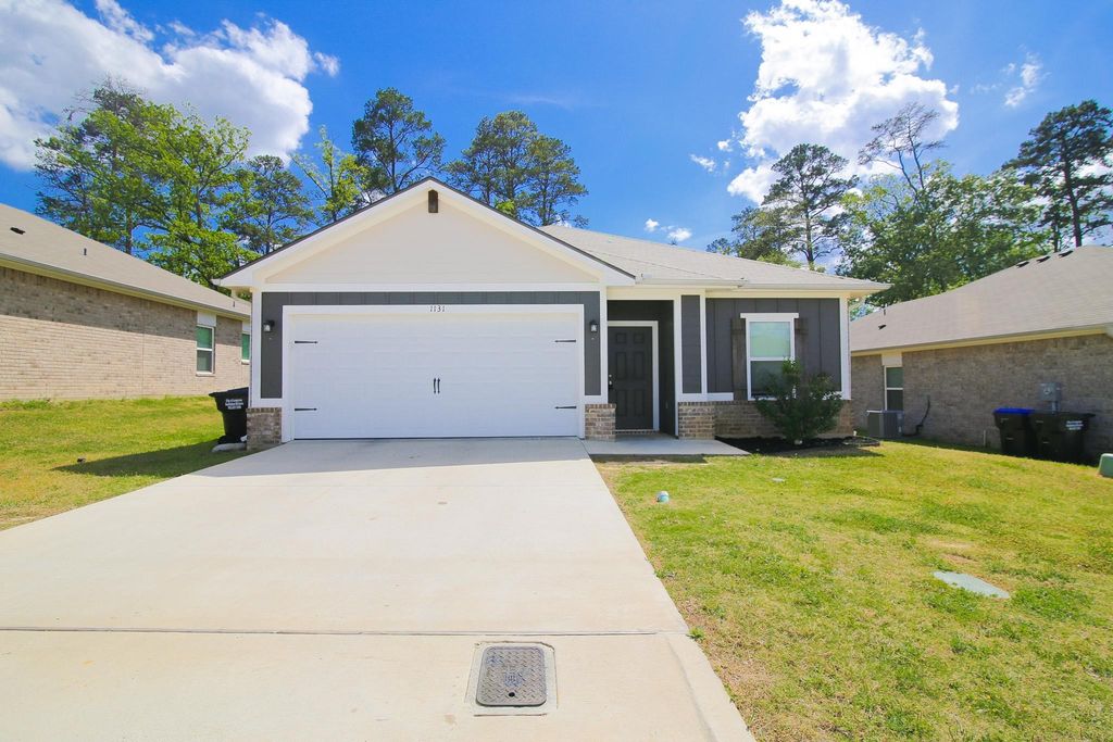 1131 Mission Creek Dr, Longview, TX 75601