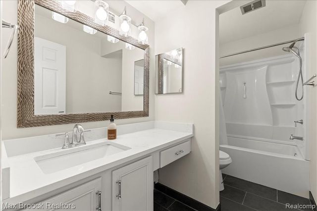 2425 Torquay Avenue 101, Royal Oak, MI 48073