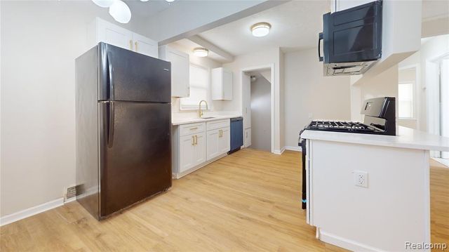21456 Syracuse Avenue, Warren, MI 48091