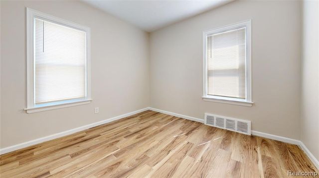 21456 Syracuse Avenue, Warren, MI 48091
