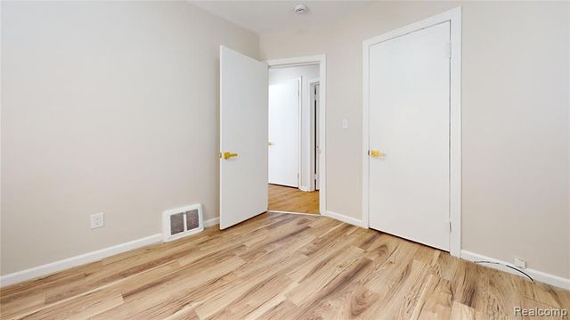 21456 Syracuse Avenue, Warren, MI 48091