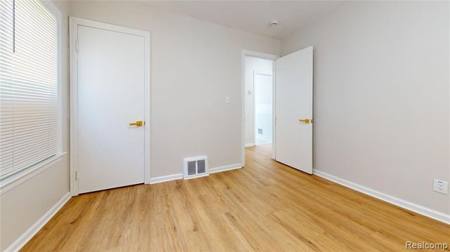 21456 Syracuse Avenue, Warren, MI 48091