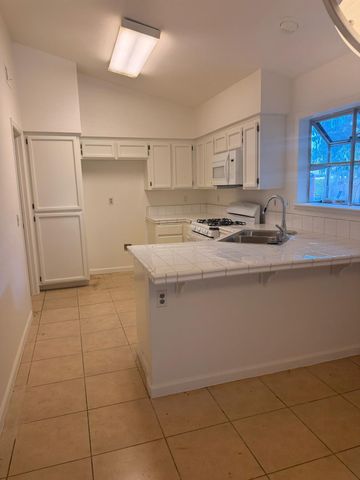 8252 Sunbird Way, Sacramento, CA 95823