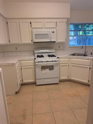 8252 Sunbird Way, Sacramento, CA 95823