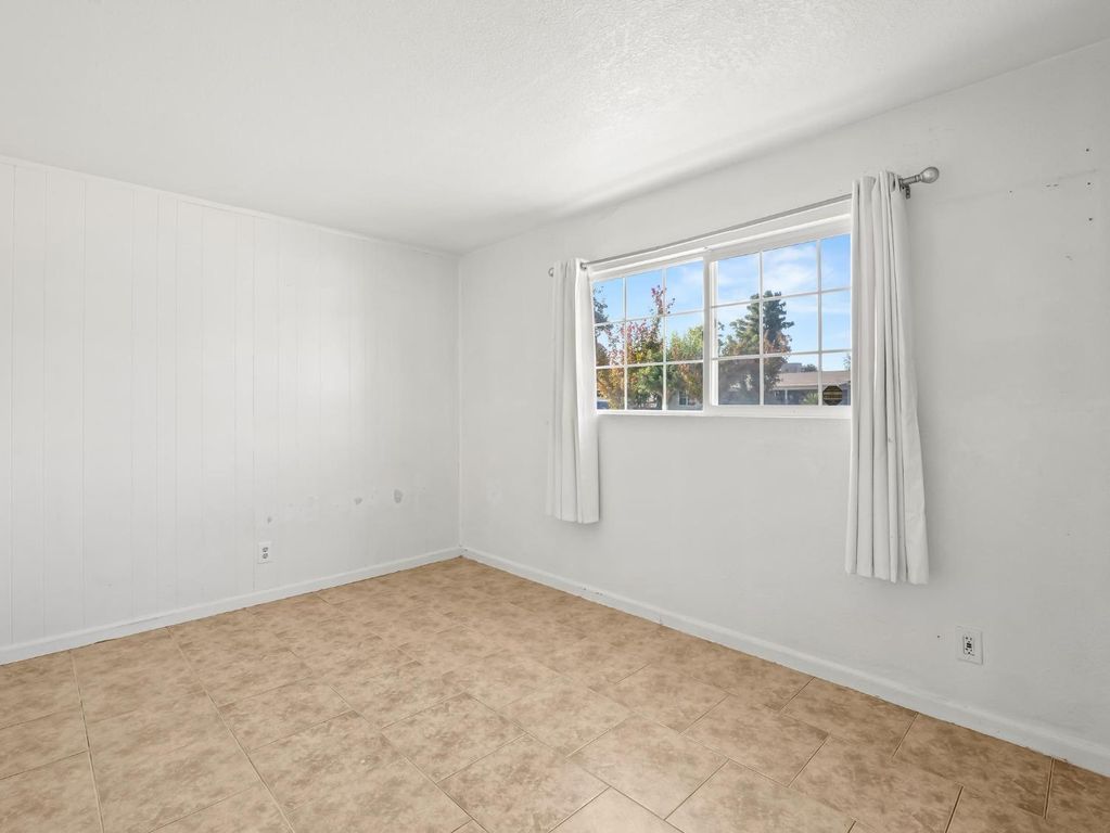 Image 10 of property listing at 8687 E Khan Street, Selma, CA 93662