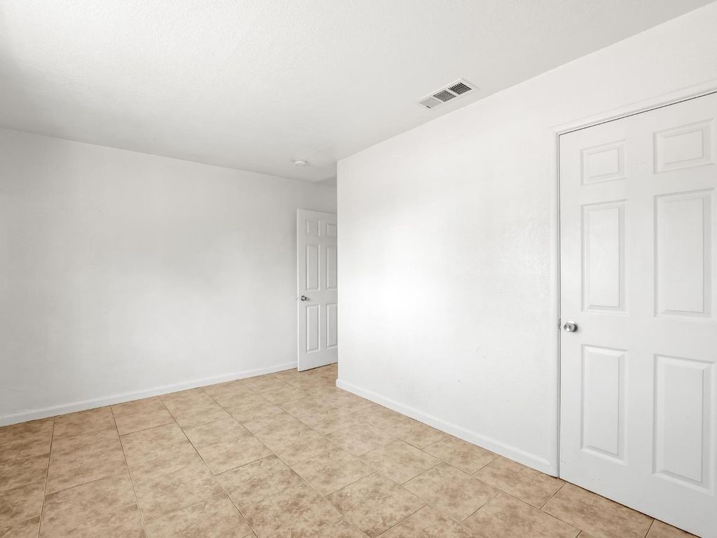 Image 11 of property listing at 8687 E Khan Street, Selma, CA 93662