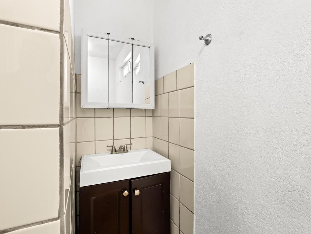Image 14 of property listing at 8687 E Khan Street, Selma, CA 93662