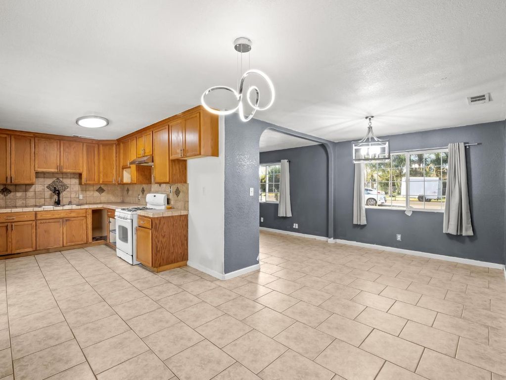 Image 22 of property listing at 8687 E Khan Street, Selma, CA 93662