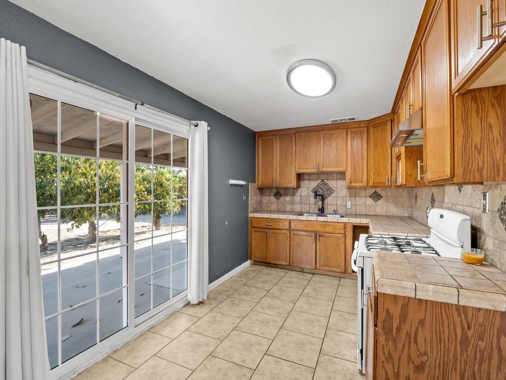 Image 23 of property listing at 8687 E Khan Street, Selma, CA 93662