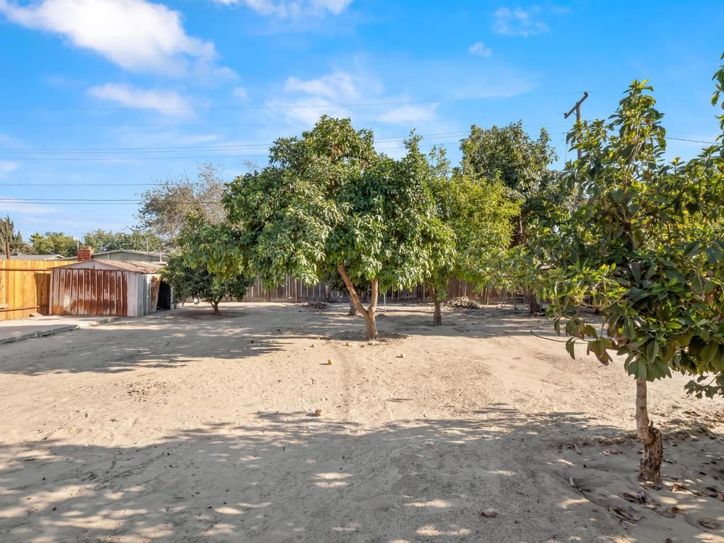 Image 4 of property listing at 8687 E Khan Street, Selma, CA 93662