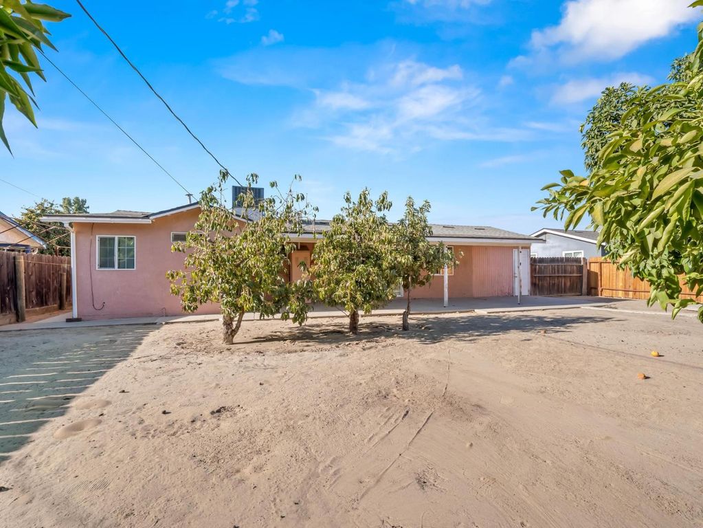 Image 5 of property listing at 8687 E Khan Street, Selma, CA 93662