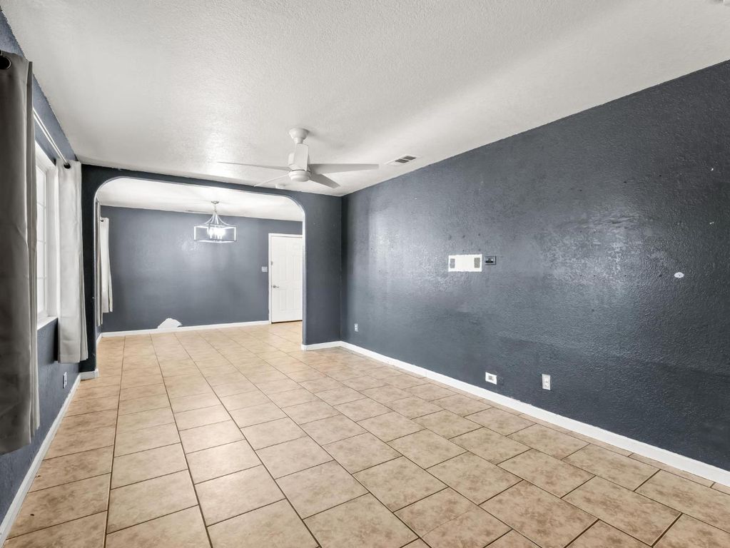 Image 6 of property listing at 8687 E Khan Street, Selma, CA 93662
