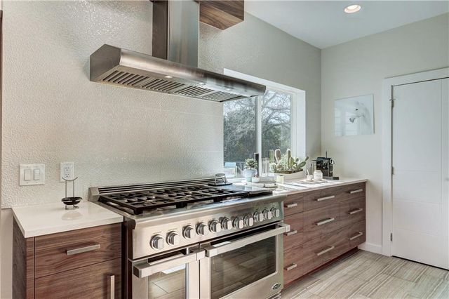 6 Sugar Creek DR, West Lake Hills, TX 78746